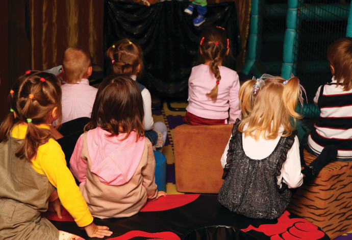 קהל של ילדים בהצגה (צילום:  אינג אימג')