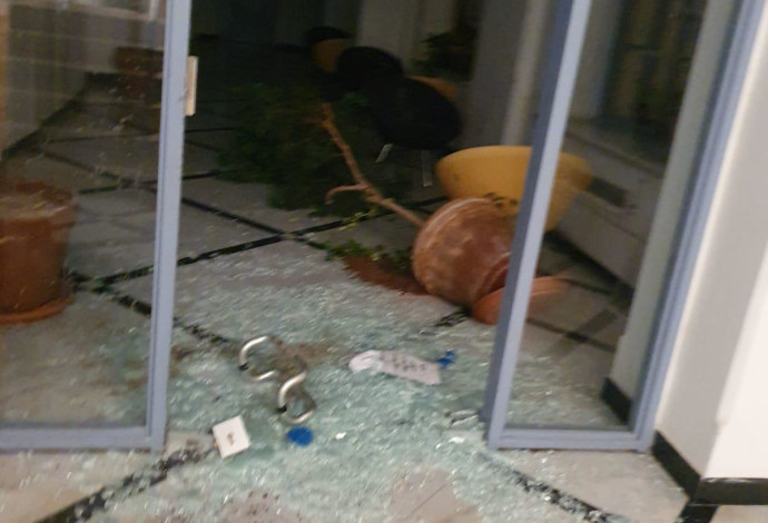 דלת זכוכית שניפצו המוחים בבניין עיריית ירושלים (צילום:  דוברות המשטרה)