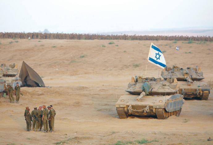 טנקים וחיילים במבצע "צוק איתן" (צילום:  יונתן זינדל, פלאש 90)