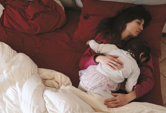 אם ובתה ישנות, אילוסטרציה (צילום:  רויטרס)
