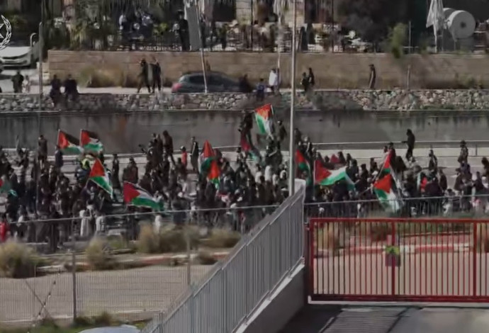 מפגינים באום אל פאחם (צילום:  דוברות המשטרה)
