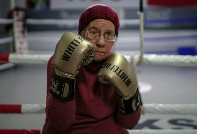 ננסי המתאגרפת בת ה-75 (צילום:  רויטרס)