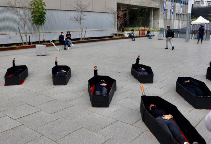 מיצג להעלאת המודעות לאלימות נגד נשים (צילום:  אבשלום ששוני)