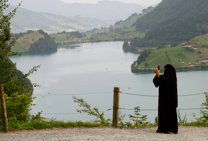 אישה לובשת ניקאב בשוויץ (צילום:  REUTERS/Arnd Wiegmann)