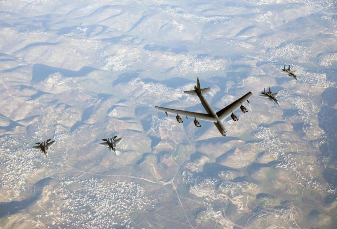 מטוסי צה"ל יחד עם מפציצים אמריקאים מעל שמי ישראל (צילום:  באדיבות דובר צה"ל)
