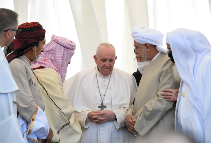 האפיפיור פרנציסקוס בביקורו ההיסטורי בעיראק (צילום:  Vatican Media/­Handout via REUTERS)