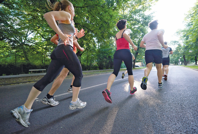 נשים באימון ריצה  (צילום:  אינג אימג')