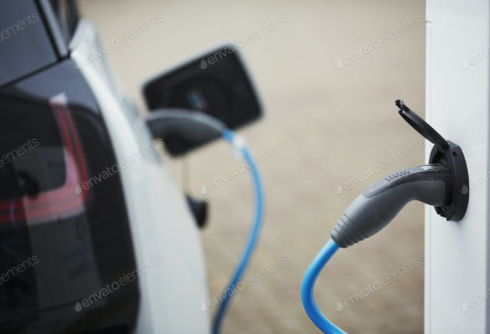 רכב חשמלי (צילום:  Mint_Images envato elements)