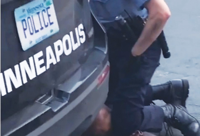 תיעוד השוטר שחנק את ג'ורג' פלויד למוות (צילום:  צילום מסך)