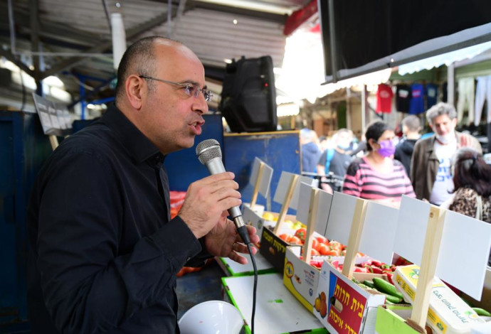 פרופ' ירון זליכה מכר מוצרים בשוק הכרמל (צילום:  אבשלום ששוני)