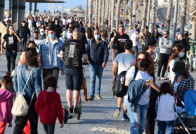 אנשים בטיילת בתל אביב (צילום:  אבשלום ששוני)