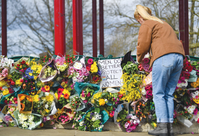 אתר הנצחה בלונדון בעקבות הרצח של שרה אוורארד  (צילום:  רויטרס)