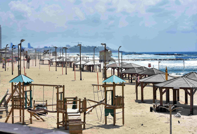 חוף הים בתל אביב ריק בסגר (צילום:  אבשלום ששוני)