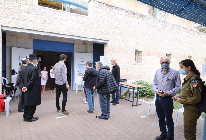 מצביעים לכנסת ה-24 בקלפי בירושלים (צילום:  מרק ישראל סלם)