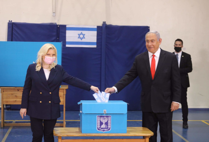ראש הממשלה בנימין נתניהו הגיע יחד עם רעייתו שרה להצביע בקלפי בירושלים (צילום:  מרק ישראל סלם)