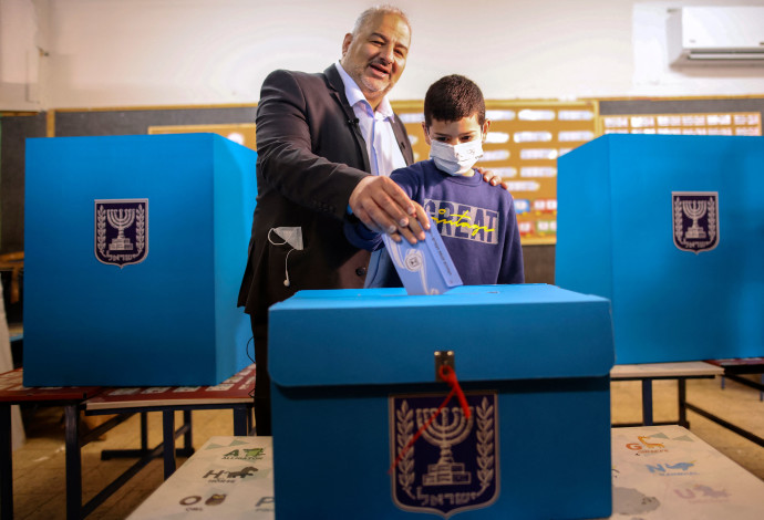 יו"ר מפלגת רע"מ, מנצור עבאס, מצביע (צילום:  AHMAD GHARABLI/AFP/Getty Images)