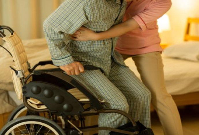 גבר בכיסא גלגלים (צילום:  Shutterstock)