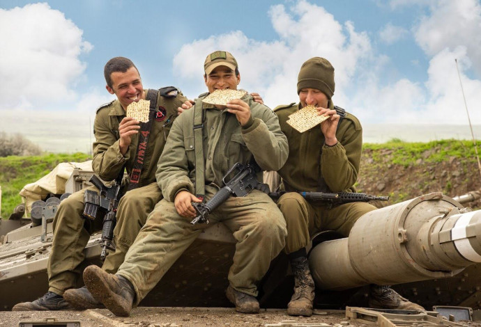 חיילי צה"ל אוכלים מצות (צילום:  דובר צה"ל)