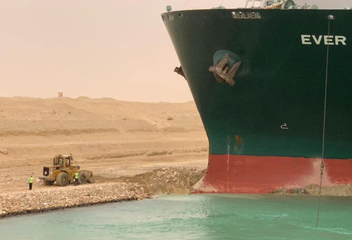 ספינה תקועה בתעלת סואץ (צילום:  Suez Canal Authority/Handout via REUTERS)