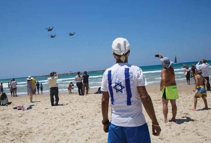 ישראלים בחוף הים (צילום:  מרים אלסטר, פלאש 90)