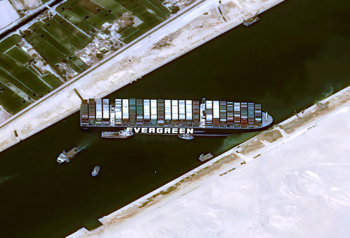 הספינה התקועה בתעלת סואץ (צילום:  CNES/AIRBUS DS via REUTERS )