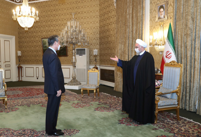 נשיא איראן חסן רוחאני עם שר החוץ של סין, וואנג יי, במעמד על חתימת ההסכם בין המדינות (צילום:  Official Presidential website/Handout via REUTERS)