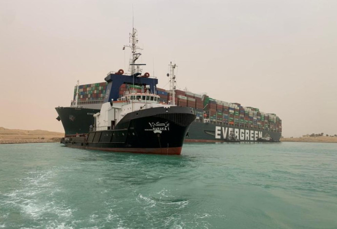 אוניית "אבר גיבן" בתעלת סואץ (צילום:  Suez Canal Authority/Handout via REUTERS)