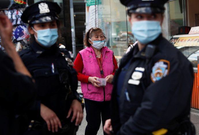 שוטרים אוכפים את הנחיות הקורונה בניו יורק (צילום:  REUTERS/Shannon Stapleton)