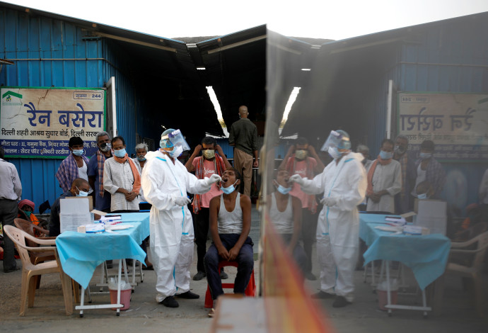 בדיקות קורונה מבוצעות בניו דלהי, הודו (צילום:  REUTERS/Adnan Abidi)