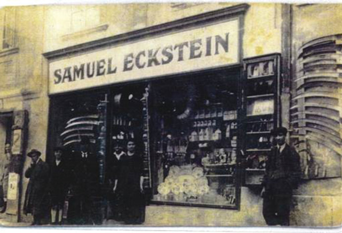 החנות של שמואל אקשטיין בברטיסלביה (צילום:  אלבום המשפחה)