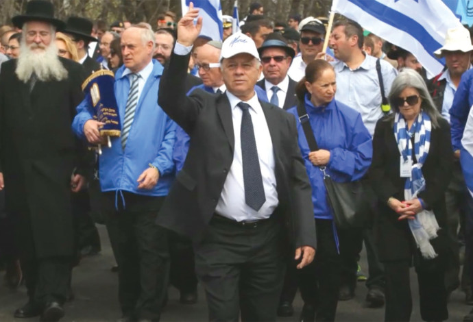 הרב ישראל מאיר לאו במצעד החיים (משמאל) (צילום:  באדיבות מצעד החיים)