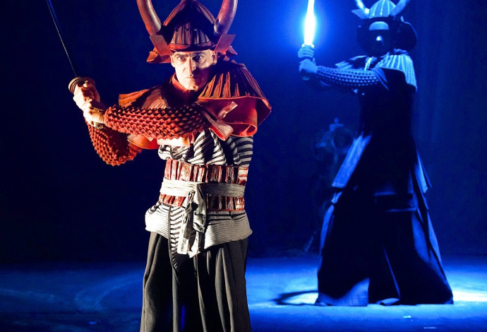 יורם טולדנו, מתוך ההצגה "הר לא זז" בתיאטרון בית ליסין (צילום:  רדי רובינשטיין, יח"צ)