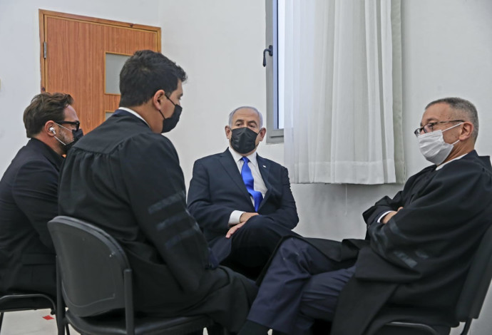 ראש הממשלה נתניהו יחד עם צוות ההגנה שלו באולם בית המשפט (צילום:  פול אורן בן חקון)