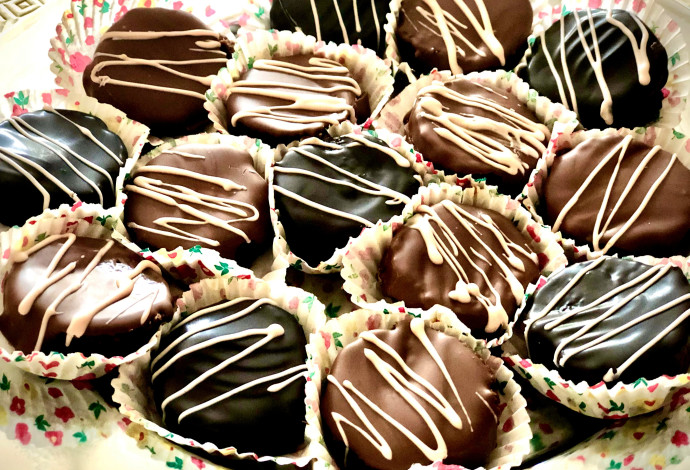 פרוסות גליל שוקולד (צילום:  פסקל פרץ-רובין)