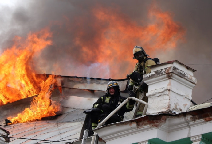צוות כיבוי נלחם בשריפה (ארכיון), צילום: רויטרס 