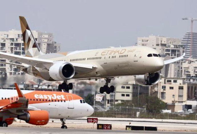 נחיתת הבכורה של מטוס איתיחאד של איחוד האמירויות בנתב"ג  (צילום:  אבשלום ששוני)
