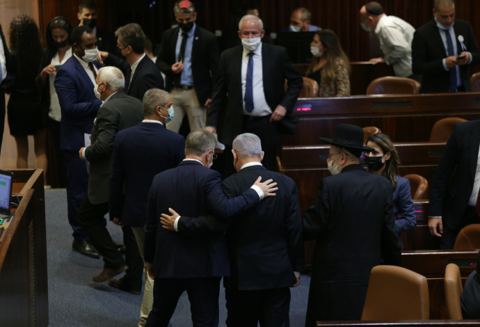 נתניהו וחברי הליכוד בהשבעת הכנסת (צילום:  אלכס קולומויסקי, פול)