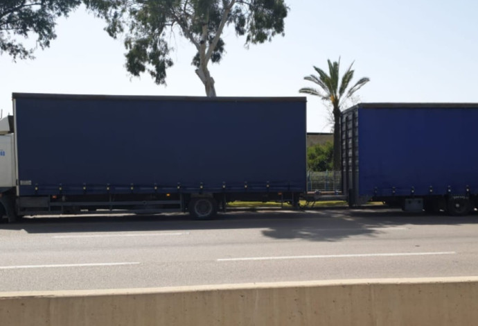 המשאית והגוררת. הובילה משקל העולה ב-86 אחוזים על המותר למשאית  (צילום:  דוברות המשטרה)