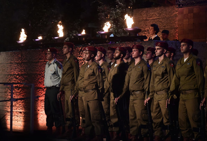 חיילים בטקס ביד ושם (צילום:  ראובן קסטרו)