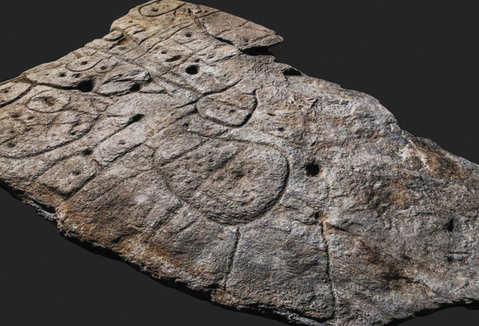 לוח האבן העתיק (צילום:  צילום: DENIS GLIKSMAN, Institute for Preventive Archaeological Research)