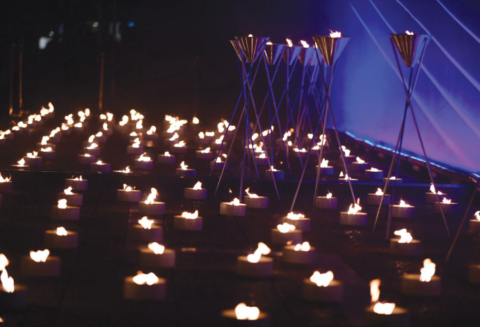נרות זיכרון בכיכר רבין לחללים שנפלו (צילום:  תומר נויברג)