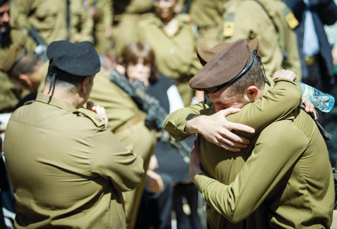 חיילים מתחבקים בלוויה (צילום:  יונתן זינדל, פלאש 90)