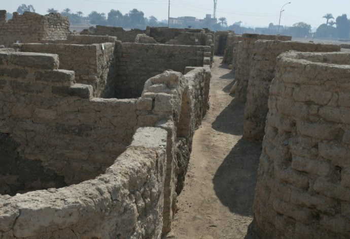 חומות העיר העתיקה שהתגלתה במצרים (צילום:  רויטרס)