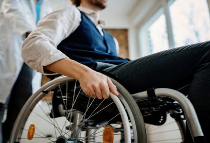 גבר בכיסא גלגלים (צילום:  Shutterstock)