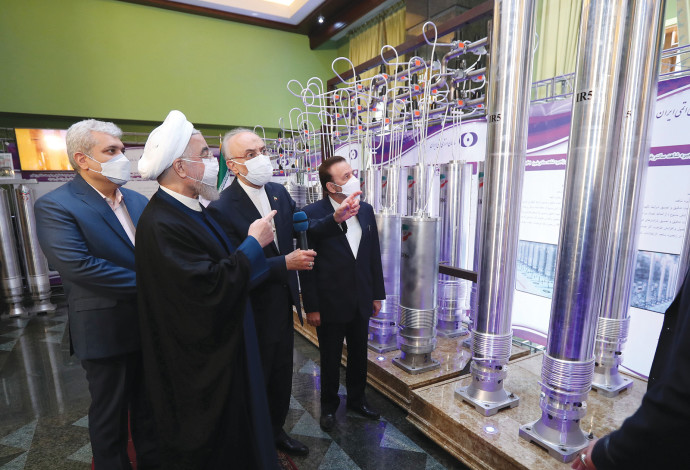 נשיא איראן חסן רוחאני מבקר במתקן גרעיני (צילום:  רויטרס)