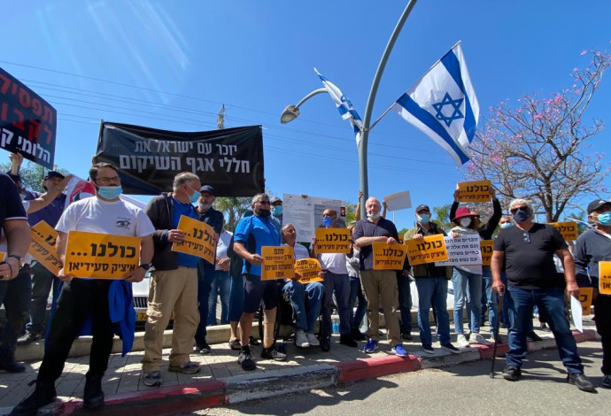 עומדים בצפירה ומפגינים מול משרד הביטחון בפ"ת (צילום:  אבשלום ששוני)