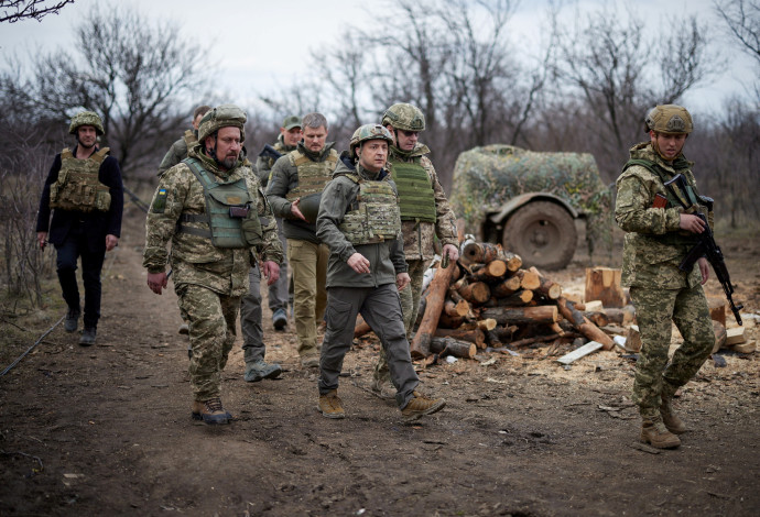 ראש ממשלת אוקראינה מבקר בחזית (צילום:  רויטרס)