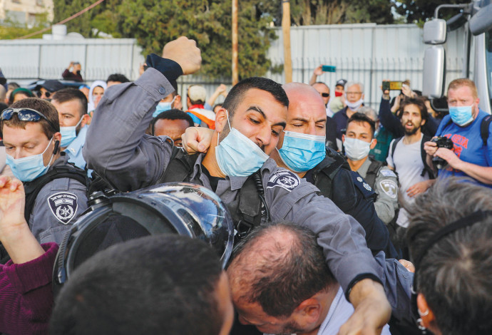 תקיפת חבר הכנסת עופר כסיף בהפגנה במזרח ירושלים (צילום:  AHMAD GHARABLIAFP via Getty Images )