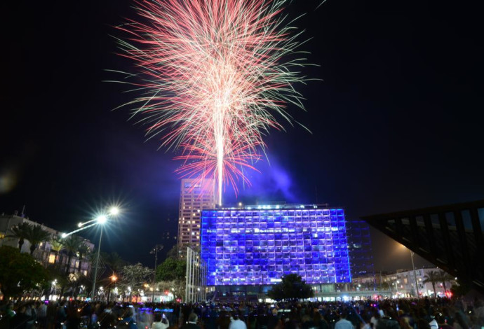מופע זיקוקים לרגל יום העצמאות ה-73 בתל אביב (צילום:  אבשלום ששוני)