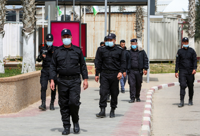 משטרה פלסטינית (צילום:  עבד רחים חטיב, פלאש 90)